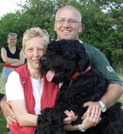 Christel & Andreas Pfotenhauer mit dem Familienhund Olga im Hintergrund die Tochter Tina. 